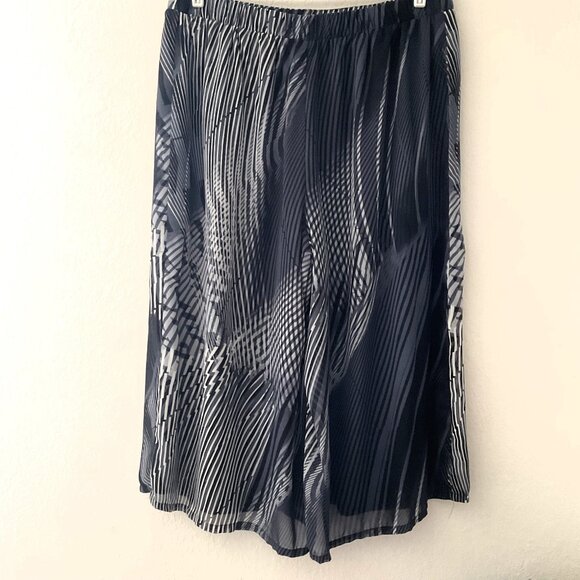 NEW DIRECTION WIDE LEG CAPIS PLUS 2X LIKE NEW - Picture 2 of 10